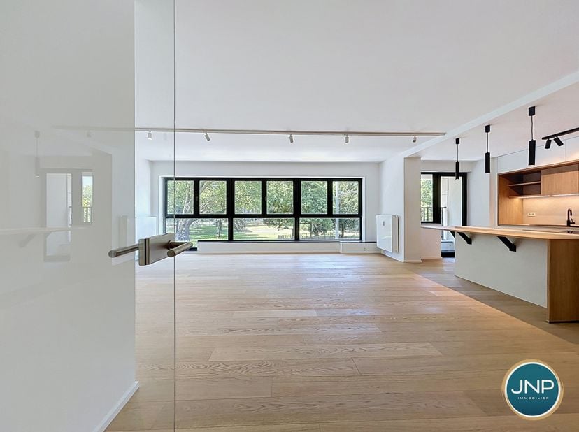 JNP Immobilier a le plaisir de vous présenter ce superbe appartement rénové face au parc d'Avroy et à 700m des Guillemins. Situé au 1er étage d'un imm