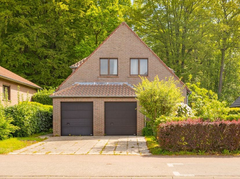 MOOIE VILLA MET GARAGE EN TUIN -<br />
Mooie villa met kruipkelder, inkomhal, volledig ingerichte keuken, ruime living, berging, bureau, garage met wa