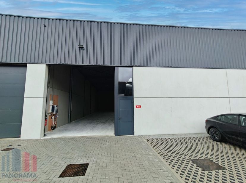 KMO-unit van 500 m² met 2 privatieve parkeerplaatsen&amp;nbsp;te huur in&amp;nbsp;Oostkamp.&amp;nbsp;<br />
<br />
De opslagruimte is opgebouwd uit een staalconst