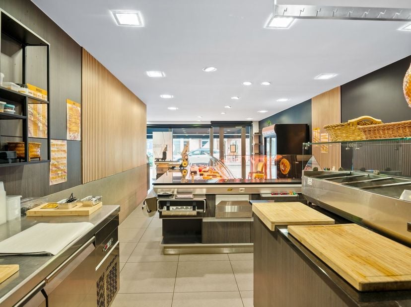 Handelsruimte met winkel en werkplaats (115m²) op commerciële topligging in het centrum van Lint!<br />
<br />
Ligging: Dit handelsgelijkvloers geni