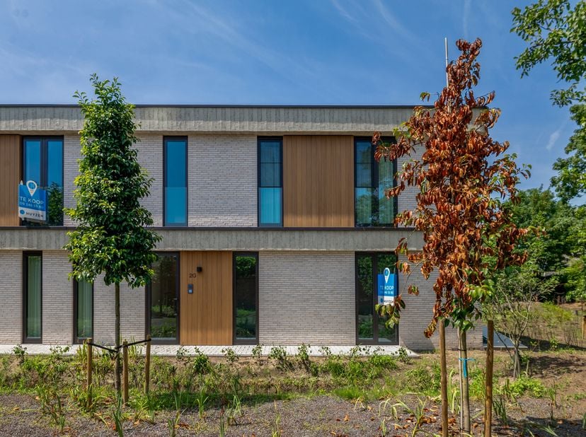 Dit luxueus, afgewerkt gelijkvloers nieuwbouwappartement voorziet in een lichtrijke, zuidwestelijk gerichte leefruimte met open, geïnstalleerde keuken