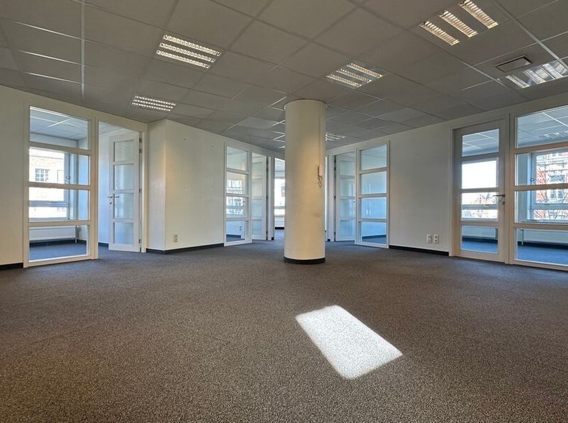 150m² ingedeelde kantoorruimte op 3de verdieping<br />
Ligging: op de hoek van de Vlaanderenstraat en het François Laurentplein, in historische stadsk