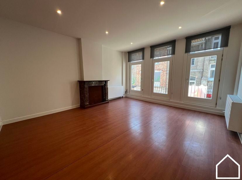 Dit ruime en instapklare appartement combineert comfort, licht en ruimte met een praktische indeling over verschillende verdiepingen. Dankzij de drie