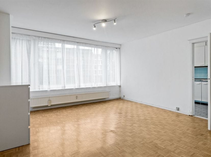 Locatie: Deze studio staat te koop op de Van der Sweepstraat in Antwerpen. De studio is gelegen tussen de Waalse Kaai en het hippe Nieuw Zuid, een war