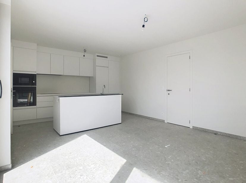 Dit prachtig appartement, bevindt zich op de bovenste verdieping van een nieuwe residentie, pal in het centrum van Oostnieuwkerke. Alle winkels en het