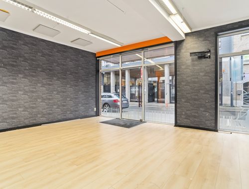                                         Espace de bureaux à vendre à Roeselare, € 150.000
