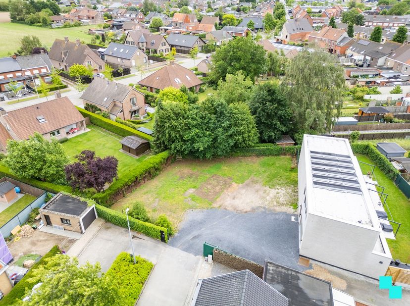 Deze bouwgrond voor open bebouwing is gelegen in een rustige residentiële omgeving en biedt een uitstekende opportuniteit voor wie zijn eigen woning w