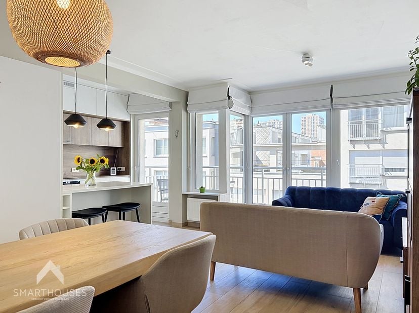 Op derde verdieping van de residentie Waldorf bevindt zich dit zonnig appartement dat  volledig en smaakvol gerenoveerd werd met kwaliteitsvolle mater