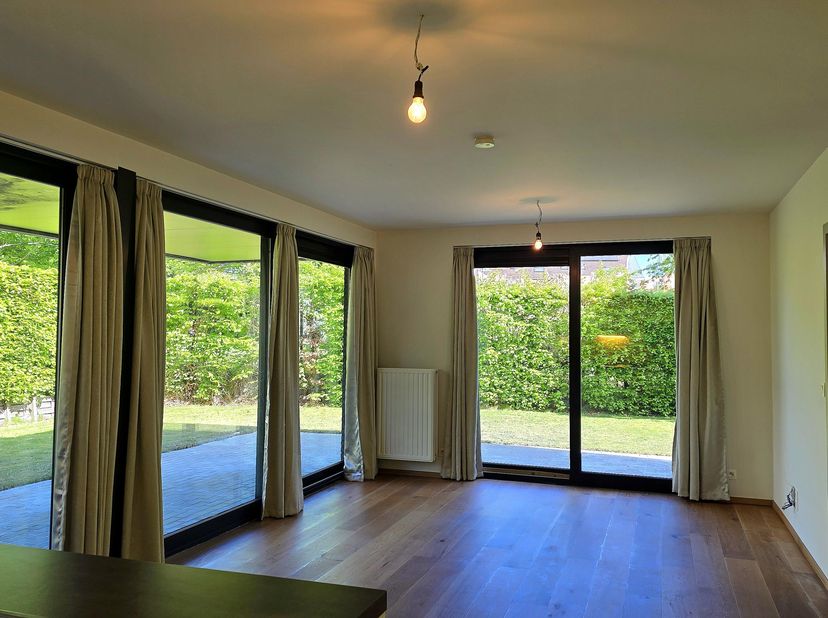 Lichtrijk gelijkvloers hoekappartement met tuin en terras – oase van rust in centrum Zaventem<br />
<br />
Ontdek dit lichtrijk 1-slaapkamer hoekappar