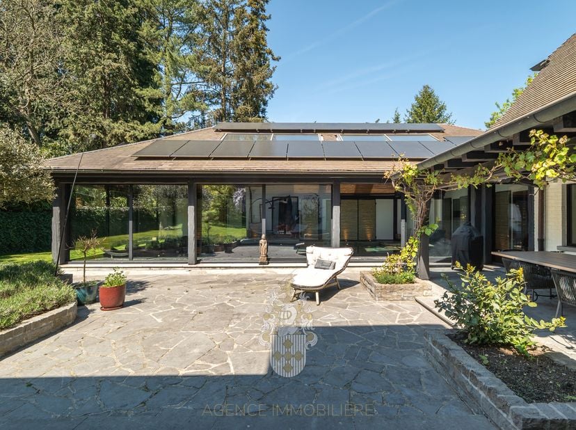 In het hart van Ukkel ligt deze uitzonderlijke villa uit 1961, die volledig is gerenoveerd en een oppervlakte van ± 722 m² beslaat op een ruim terrein