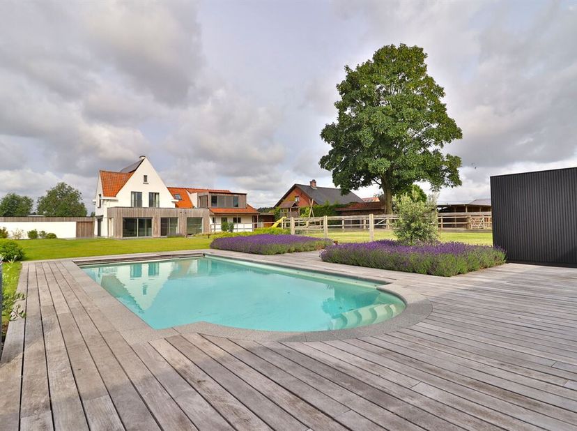 Prachtig , landelijk gelegen villa met uniek zicht<br />
In alle rust vinden we deze prachtige villa bestaande uit de inkom, prachtig ruime woonkamer