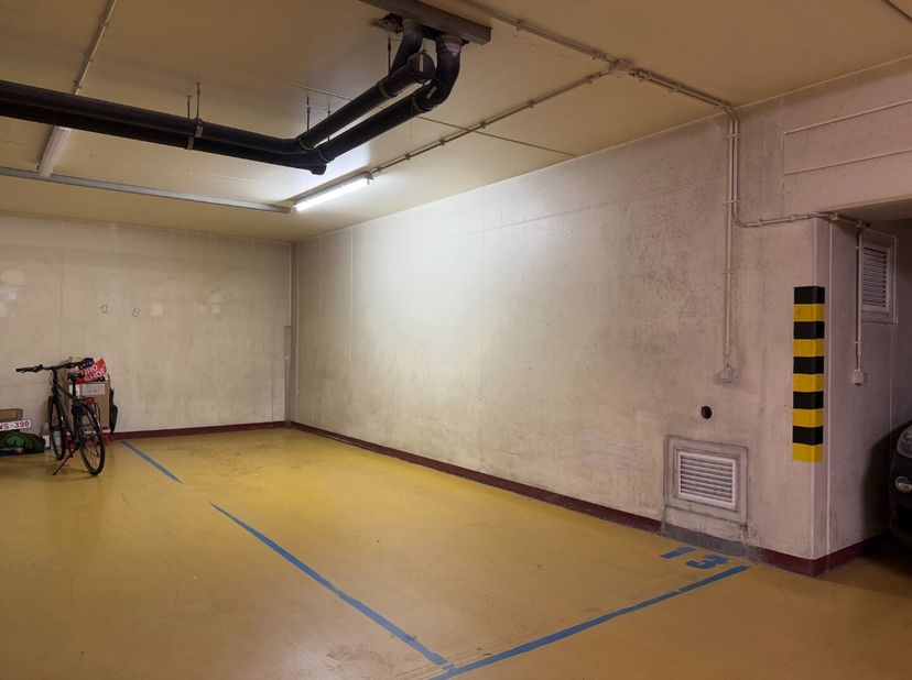 Deze ondergrondse autostaanplaats met nummer 13 is gelegen in de residentie Villa Medina.<br />
Afmetingen: 2,25 x 7,30