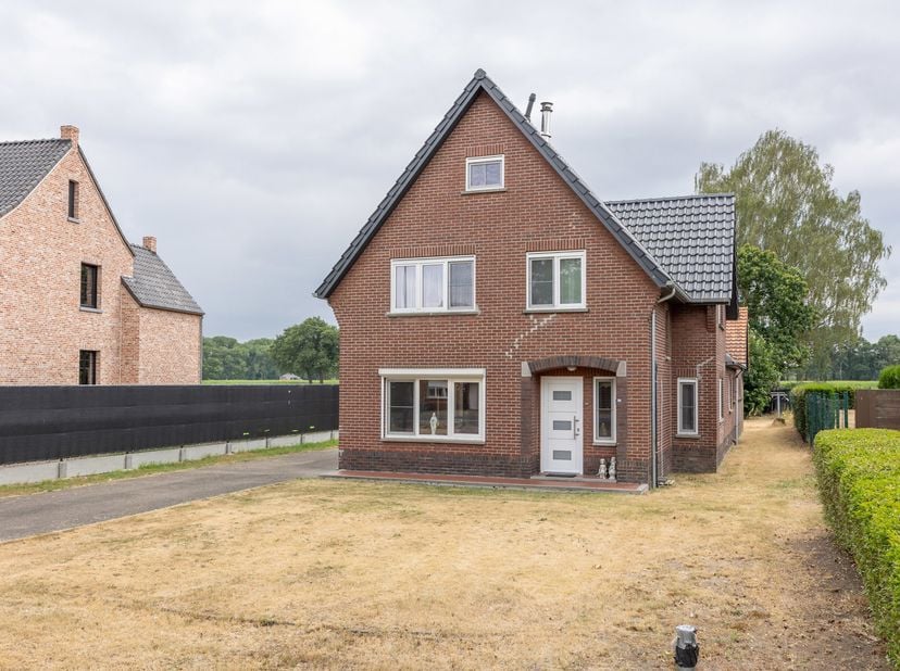 Ben je op zoek naar een vrijstaande op te frissen gezinswoning op een riant perceel? Dan is dit pand op een perceel van 14are 53ca precies wat je zoek