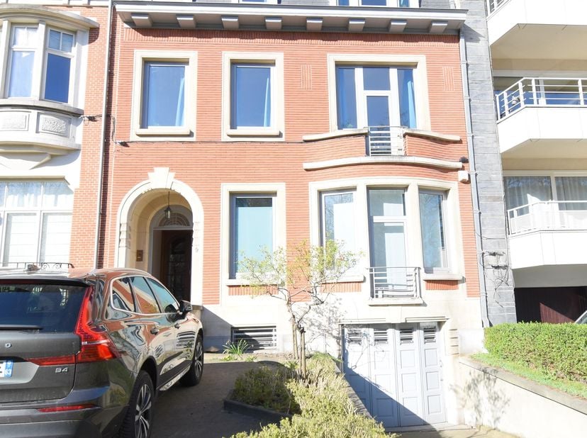 A stunning 9-bedroom townhouse with a garage and garden<br />
<br />
A stunning 9-bedroom townhouse with a garage and garden. Just a stone’s throw fro