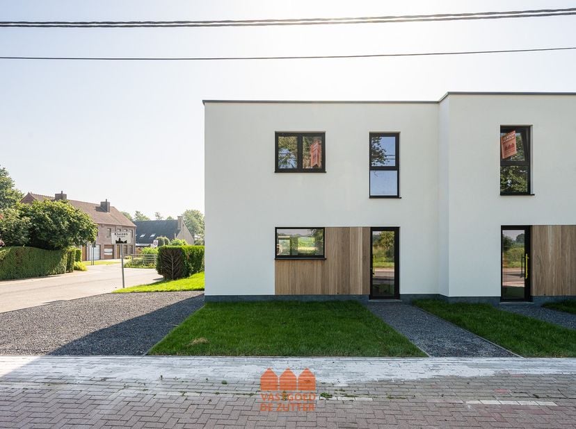 Deze moderne halfopen nieuwbouwwoning combineert hedendaags wooncomfort met een doordachte indeling en een energiezuinige afwerking. Bovendien komt de