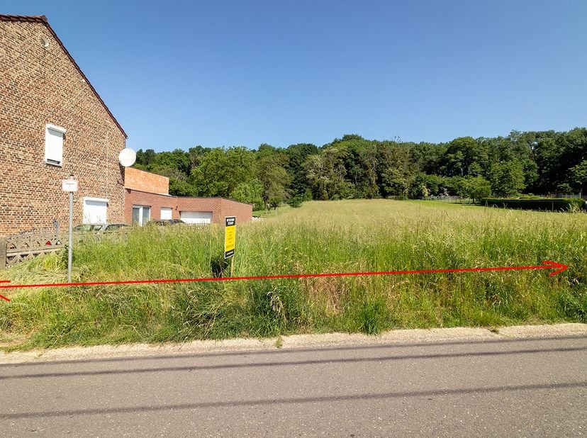 RUSTIG GELEGEN PERCEEL BOUWGROND - <br />
<br />
Dit perceel bouwgrond van 13a82ca is gelegen op een prachtige, rustige en vlot bereikbare locatie.<br