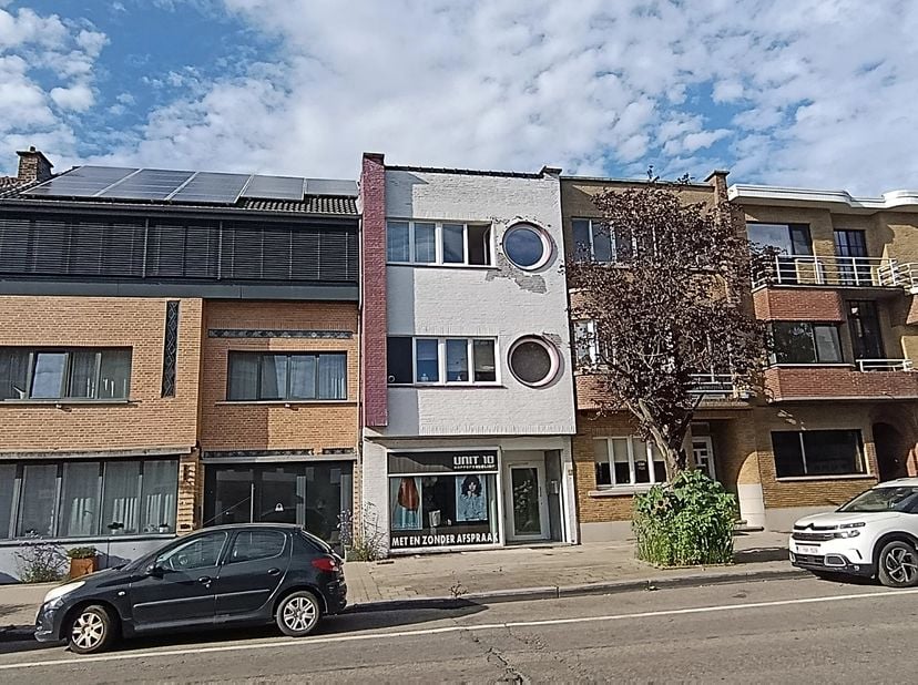 Centraal gelegen aan de Naamsevest 75 bus 201 in Sint-Truiden bevindt zich dit volledig gerenoveerde appartement met een bewoonbare oppervlakte van 55