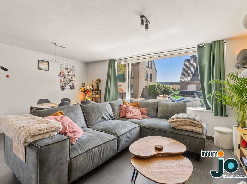 Situé à Ostende, dans le quartier paisible de Konterdam, cet appartement lumineux de 2 chambres dispose d'un jardin ensoleillé, d'un PEB avantageux et