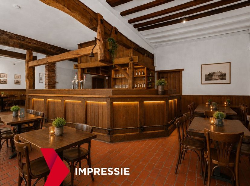 Deze handelswoning is gelegen midden in het centrum van Peer, een toplocatie met een constante passage van voetgangers en fietsers. Dankzij de vele pa