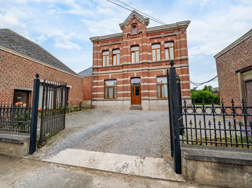 Cette spacieuse propriété vous séduira par son authenticité, ses généreux volumes et son important potentiel. La maison principale comprend plusieurs