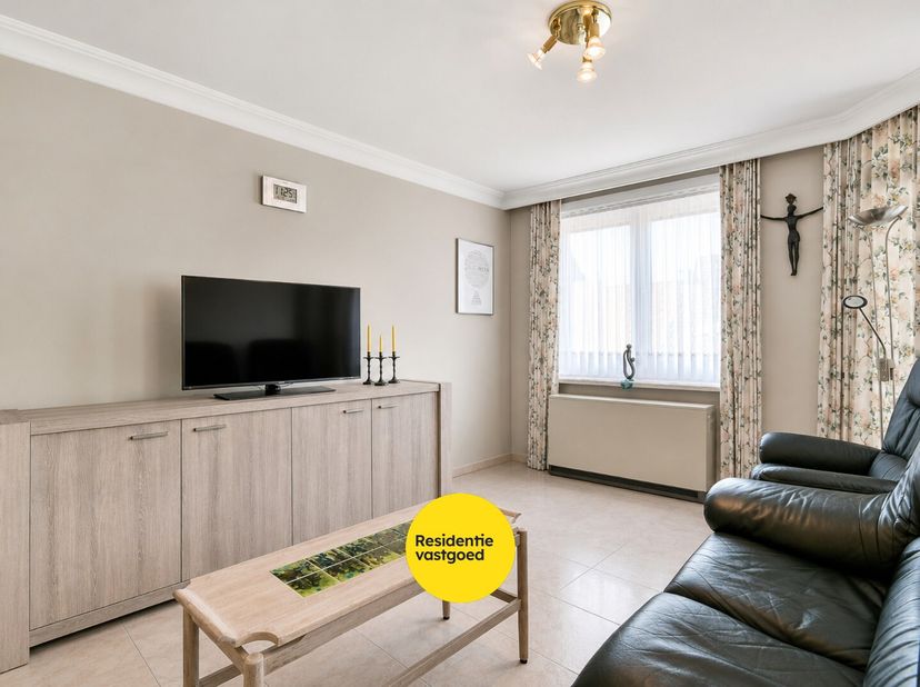 Welkom in de Oostendestraat 135/3, een instapklaar appartement gelegen op de tweede verdieping (met lift) in het centrum van Torhout. In de nabije omg