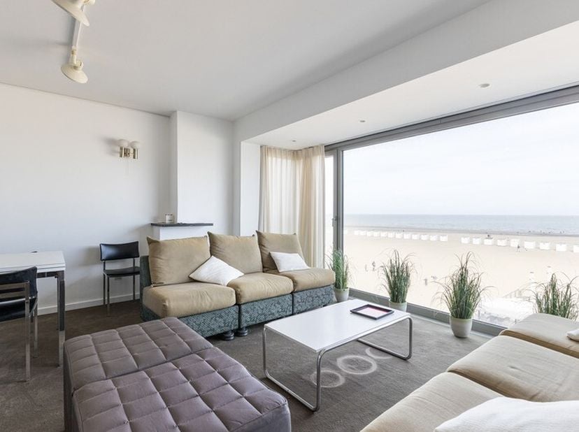 Opportunité unique à un emplacement de premier choix ! Cet appartement meublé de 3 chambres est situé au 3e étage de la digue à Oostduinkerke et offre