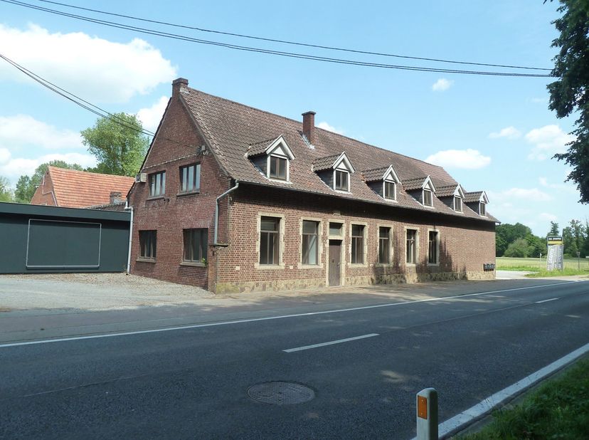 Multifunctioneel gebouw / kantoorgebouw met een nuttige oppervlakte van +- 463m².<br />
Talloze mogelijkheden. Uitgebreide parkeermogelijkheid. <br />