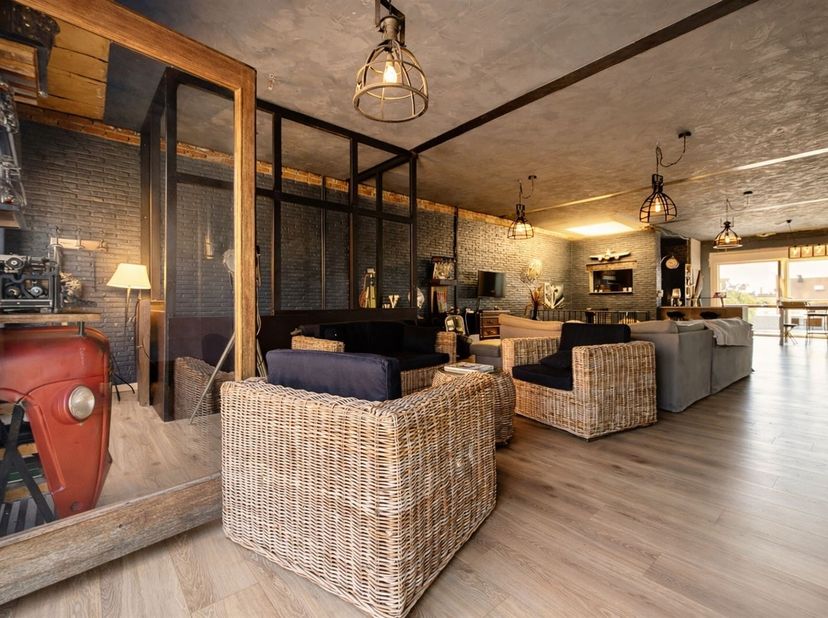 Rare opportunité à Mouscron : Habitation avec entrepôt<br />
Ce bien exceptionnel combine une habitation spacieuse de 200m² dans un style loft, ainsi