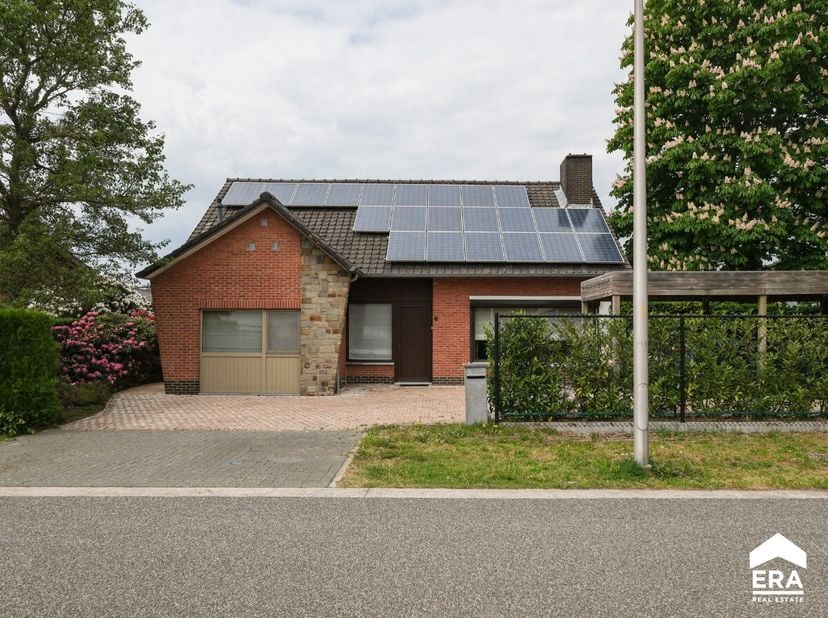 Te koop: Gerenoveerde gezinswoning gelegen in een groene en rustige woonwijk te Pelt.Deze verzorgde woning werd de afgelopen tien jaar grondig gerenov