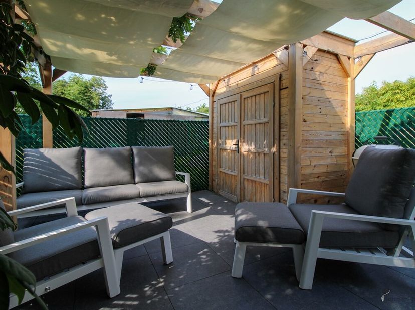 Instapklare woning met 4 slpkrs, 2 badkamers en gezellige tuin<br />
Deze charmante woning biedt verrassend veel ruimte en comfort. De woning combinee
