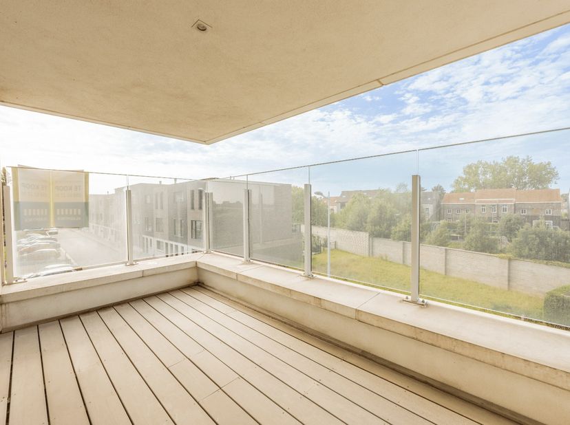 Dit magnifiek nieuwbouwappartement op het eerste verdiep is voorzien van een zonnige leefruimte met royaal terras waar u van ochtend tot late middag v
