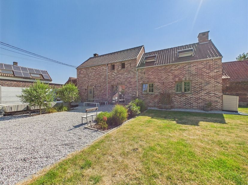Découvrez cette magnifique maison 4 façades située à Laplaigne. Elle se compose dun spacieux et lumineux séjour de 40 m² avec cuisine entièrement équi