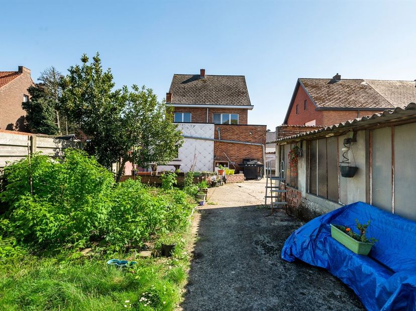 Te renoveren gezinswoning / 2 appartementen op perceel van 500m²<br />
Deze eengezinswoning dateert van 1962 en werd momenteel opgedeeld in twee woone