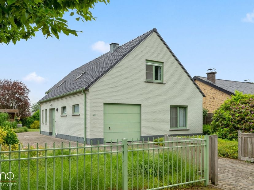Deze charmante eengezinswoning is gelegen op een perceel van 873 m² in een rustige en groene omgeving te Keerbergen.<br />
<br />
Bij het betreden van