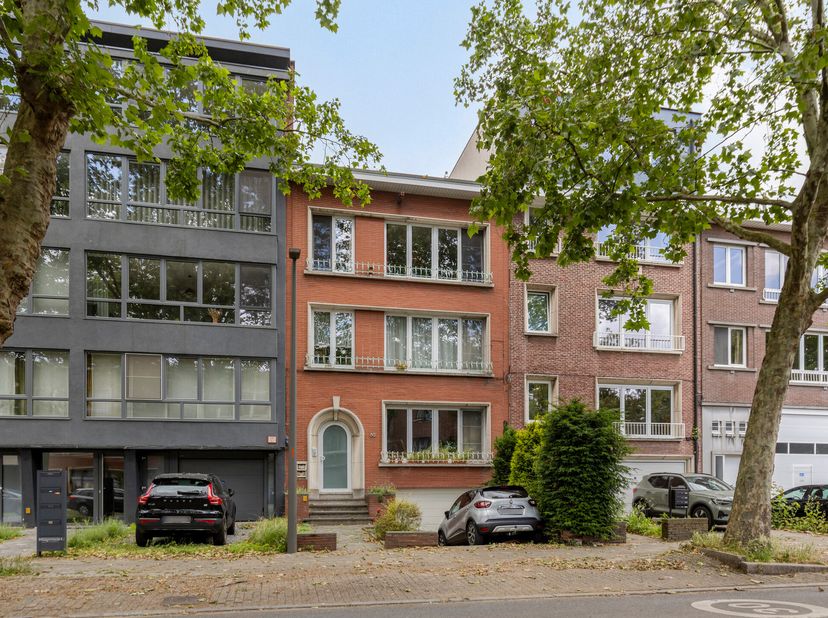 Instapklaar gezellig appartement gelegen op de tweede verdieping van een klein charmant gebouw vlakbij het Te Boelaer Park en Rivierenhof bestaande ui
