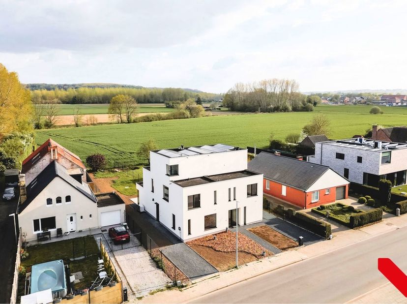 Gelegen in de Eendebroekstraat biedt deze woning een ideale combinatie van rust en bereikbaarheid. In de nabije omgeving vindt u winkels, scholen en b
