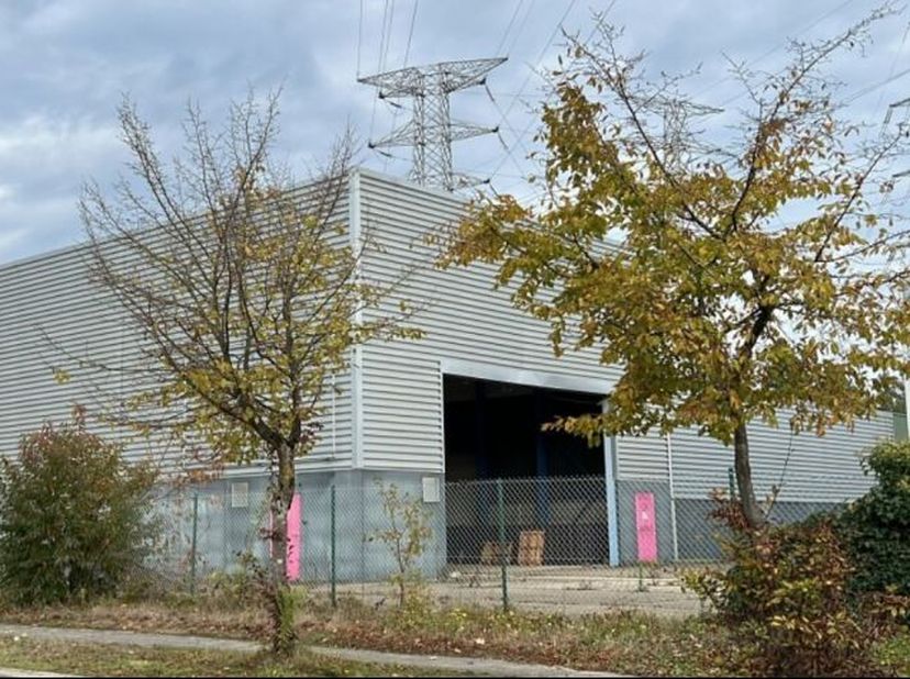 KMO-units in Zutendaal. Gerenoveerd, sectionaalpoort, krachtstroom. Vlotte aansluiting op E314.<br />
<br />
--------<br />
opsplitsbaar<br />
<br />