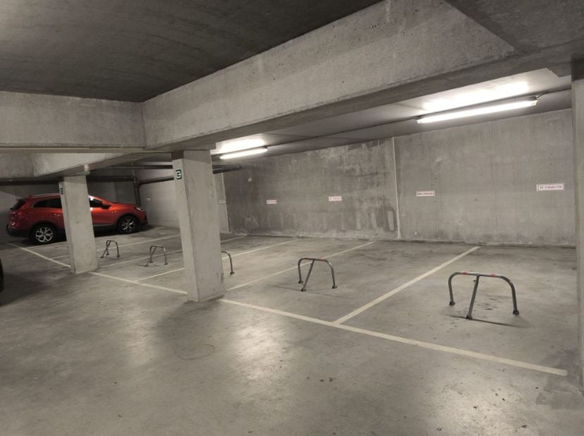 Gelijkvloers gelegen autostaanplaatsen te Sint-Agatha-Berchem.<br />
<br />
- enkele autostaanplaats; € 75<br />
- dubbele autostaanplaats; € 125<br /