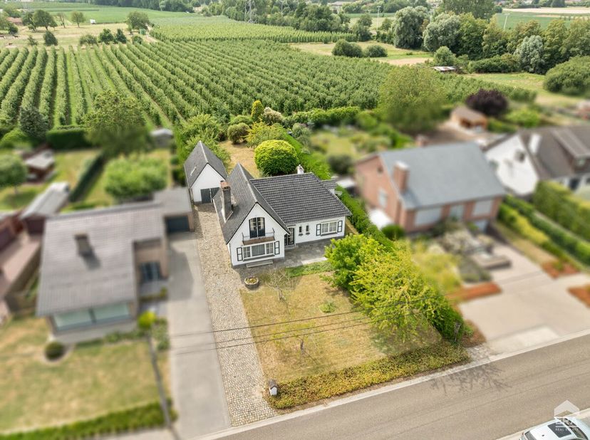 e te renoveren woning biedt heel wat potentieel voor wie ruimte zoekt en volledig naar eigen smaak wil moderniseren.Voor meer info ga naar https://www
