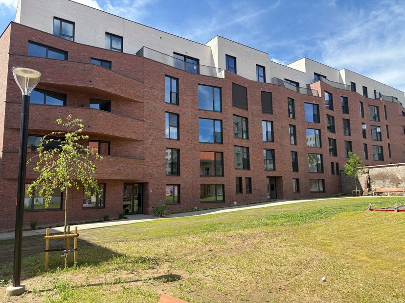 Ben je op zoek naar een nieuw plekje in het bruisende centrum van Leuven? Dit moderne nieuwbouwappartement biedt de perfecte balans tussen rust en de