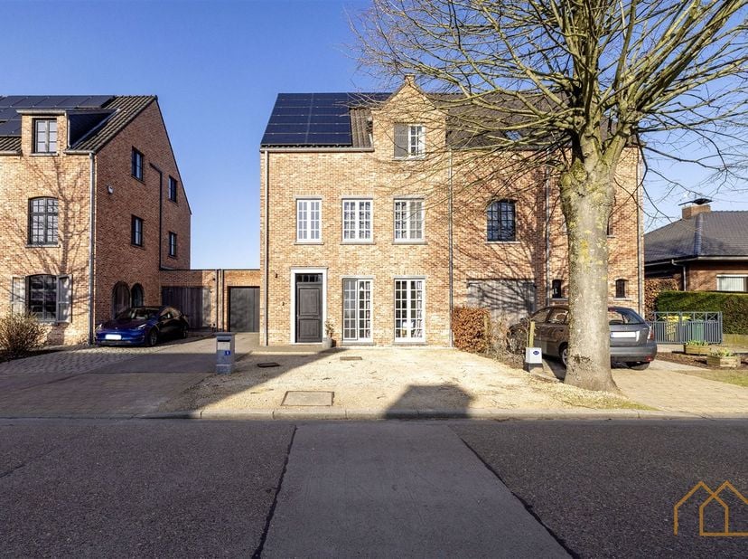 Welkom in deze energiezuinige woning met uitstraling in Noorderwijk. Dit ruime pand beschikt over 6 slaapkamers, 277 m² woonoppervlak en staat op een