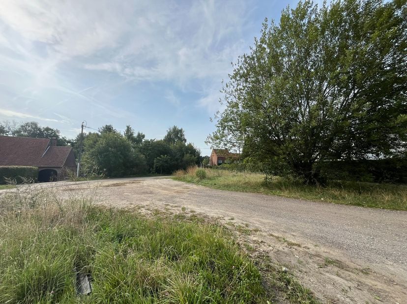 Mooie, brede bouw/projectgrond met zuid-gerichte tuin<br />
Op een vlot bereikbare ligging aan de Aarschotsesteenweg in Betekom bevindt zich dit perce