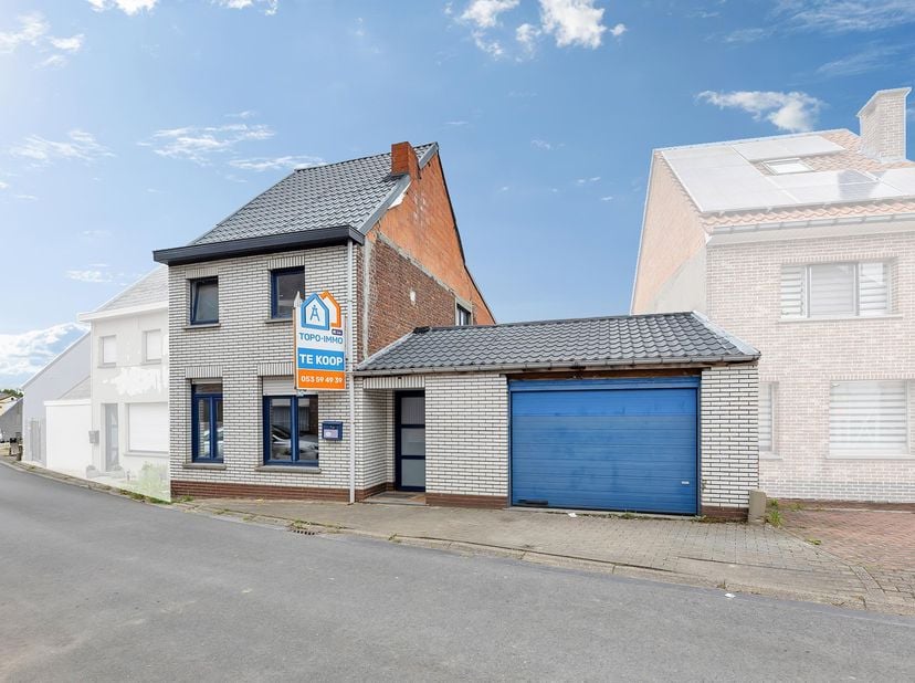 In een rustige straat in Lede vinden we deze te renoveren woning met 3 slaapkamers en een garage. Via de inkomhal komen we in de ruime leefruimte tere