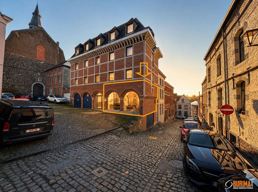 A VENDRE A THUIN (Ville haute tout à côté de la place du Chapitre),  Rez de chaussée commercial (immeuble construit en1993), accès par les parties com