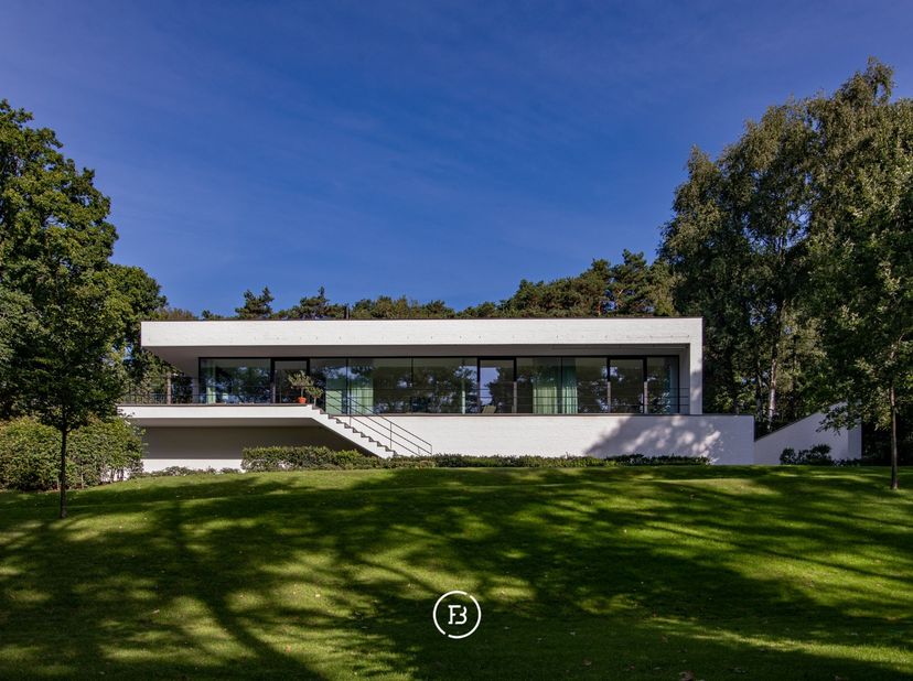 In de exclusieve woonparkomgeving van Bolderberg bevindt zich deze modernistische villa naar de hand van architect Francis Strauven, een meesterwerk v