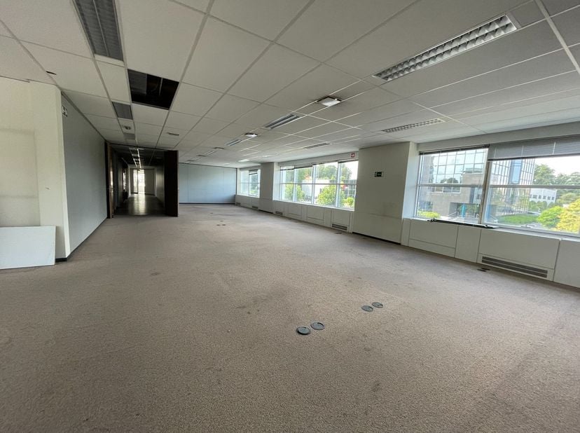 Des bureaux fantastiquement situés avec des surfaces de 445 m² à 1.077 m² à louer le long du R0 à Wemmel. Les bureaux sont situés au 1er étage du parc