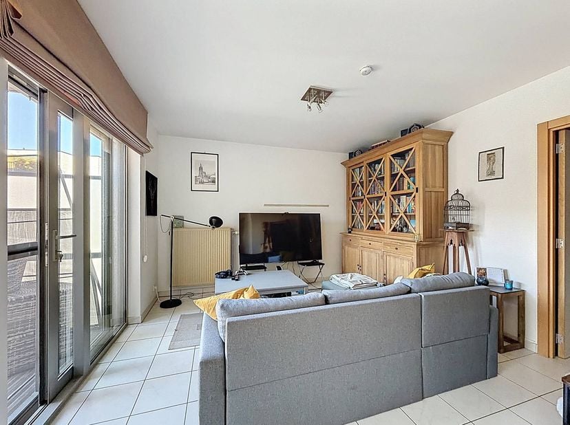 Grâce à son emplacement unique, ce charmant appartement de 2 chambres offre une combinaison idéale de vie citadine et d'une maison tranquille. <br />