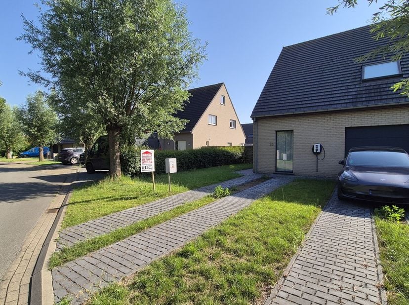 Super mooi en rustig gelegen instapklare HALFOPEN BEBOUWING op korte afstand A10 te Oostende en dichtbij scholen, winkels en groene omgeving, omvatten