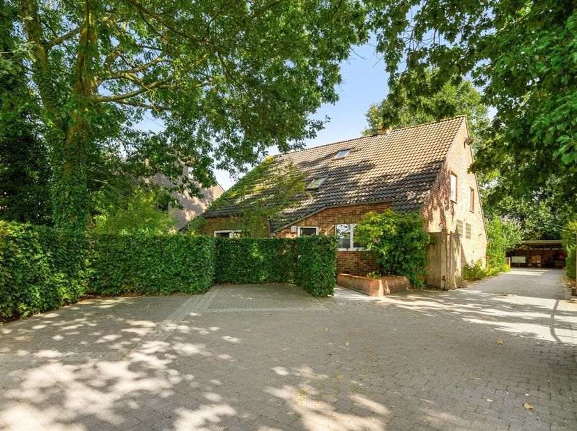Ontdek dit uniek pand gelegen in Schoten - ideaal voor grote gezinnen of zelfstandigen!<br />
Ligging: op een vlot bereikbare locatie met een goede ve
