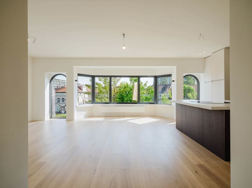 Ontdek dit exclusieve appartement in een kleinschalig, volledig gerenoveerd appartementsgebouw met slechts 4 appartementen.<br />
Gelegen aan de Strop